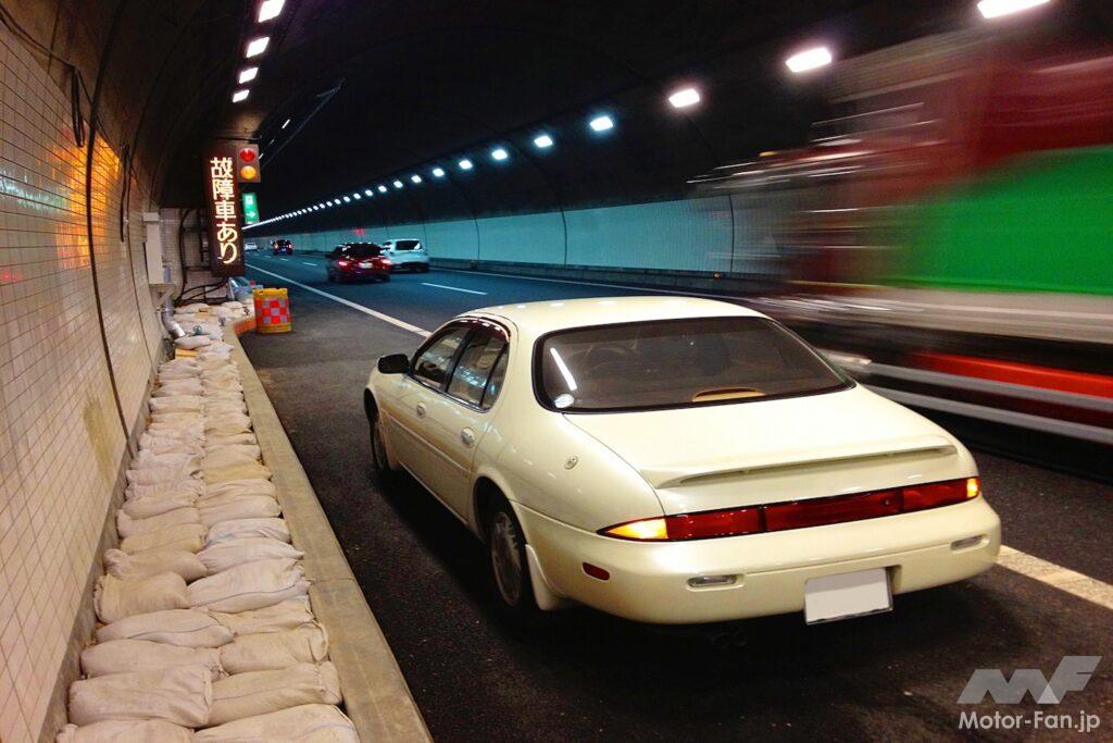 高速道路で停車している車の写真