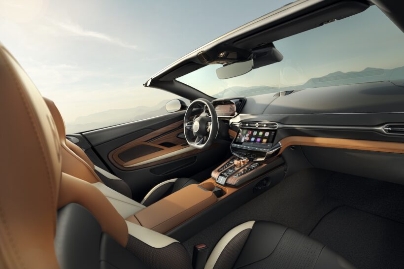 「DB12 ヴォランテ」と「ヴァンキッシュ ヴォランテ」、ヴォランテ60周年記念モデルの美しいインテリア。