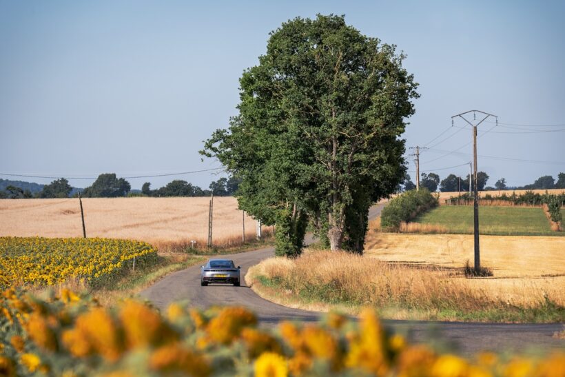 マックイーンが走った道は今も変わっていないが、村や町は3倍に拡張され、速度制限が進行を妨げる。マックイーンなら無視して罰金を払っていたに違いない。