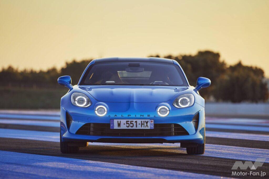 フランスのピュアスポーツであるアルピーヌA110は、軽いボディと俊敏なハンドリングを最大の武器とする。