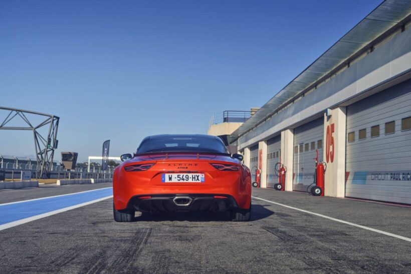 軽量コンパクトなのがアルピーヌA110の最大の武器。