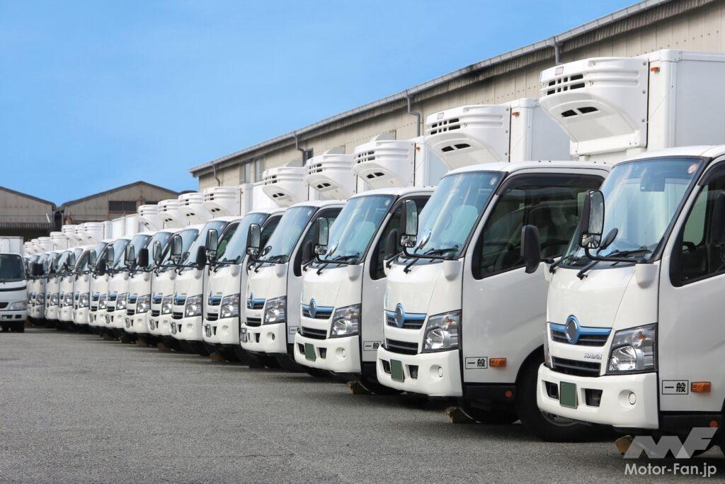 並んでいるトラック