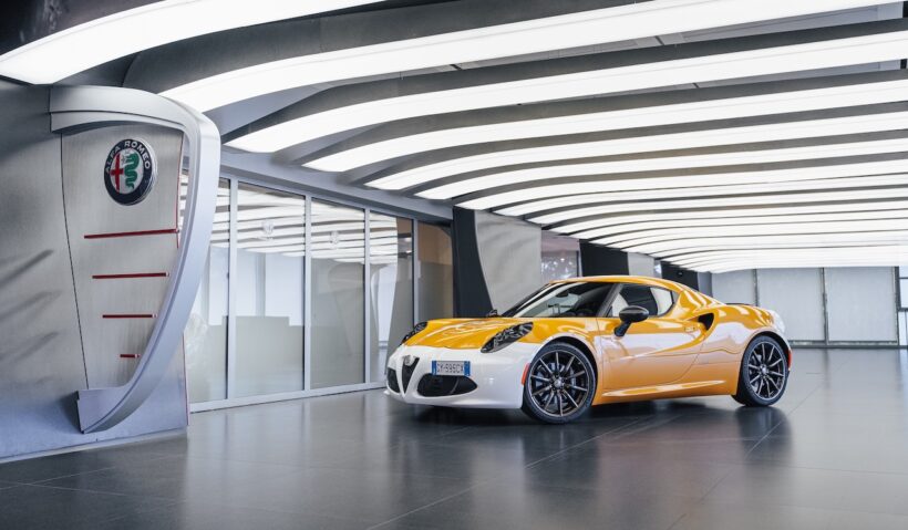 「アルファロメオ 4C コレツィオーネ GT ニコラ・ラリーニ」の引き渡しセレモニーの様子。