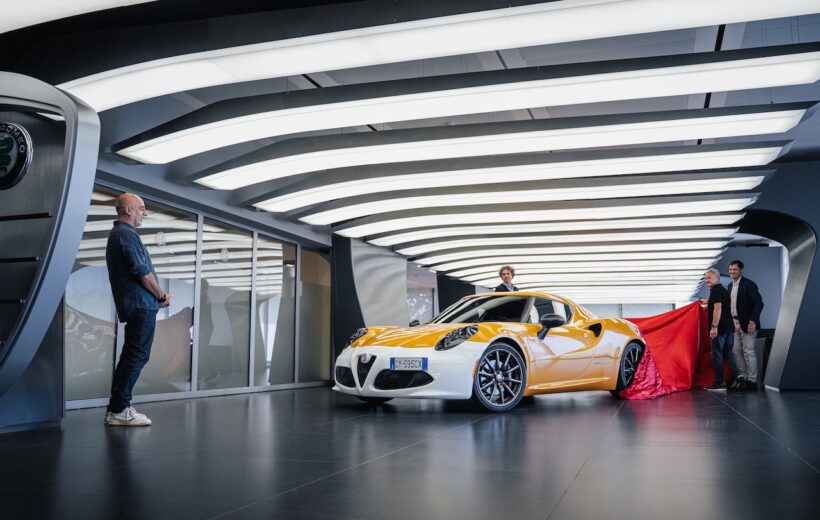 「アルファロメオ 4C コレツィオーネ GT ニコラ・ラリーニ」の引き渡しセレモニーの様子。