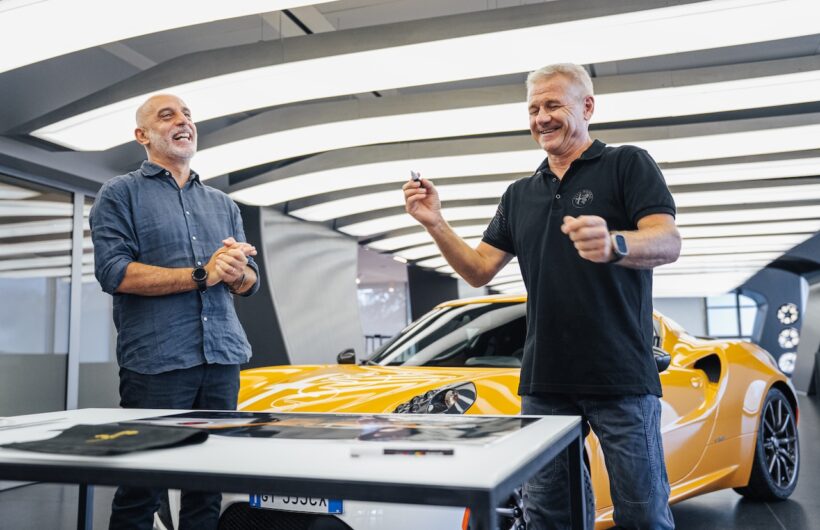 「アルファロメオ 4C コレツィオーネ GT ニコラ・ラリーニ」の引き渡しセレモニーの様子。