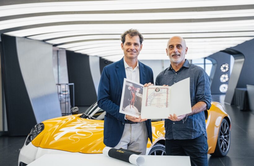 オーナーへと手渡された、「アルファロメオ 4C コレツィオーネ GT ニコラ・ラリーニ」の真正証明書。