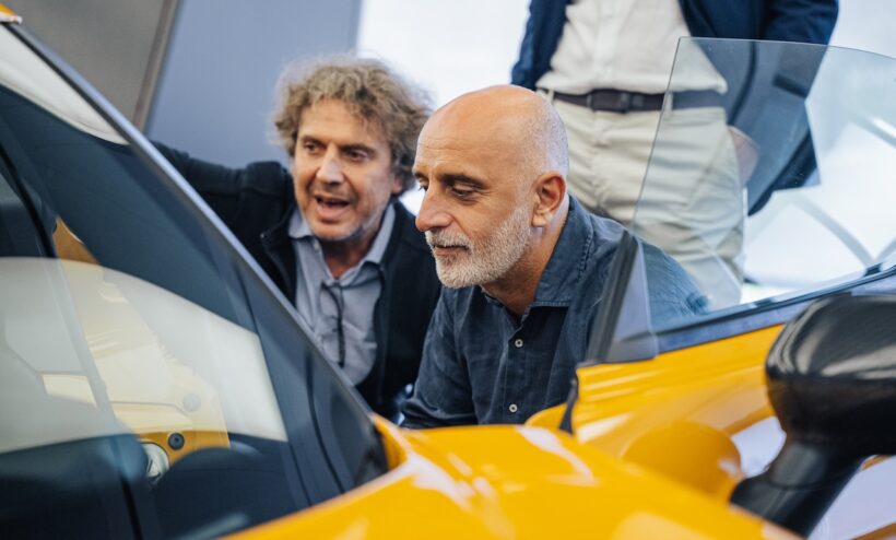 「アルファロメオ 4C コレツィオーネ GT ニコラ・ラリーニ」の引き渡しセレモニーの様子。