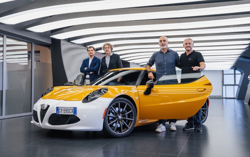 「アルファロメオ 4C コレツィオーネ GT ニコラ・ラリーニ」の引き渡しセレモニーの様子。