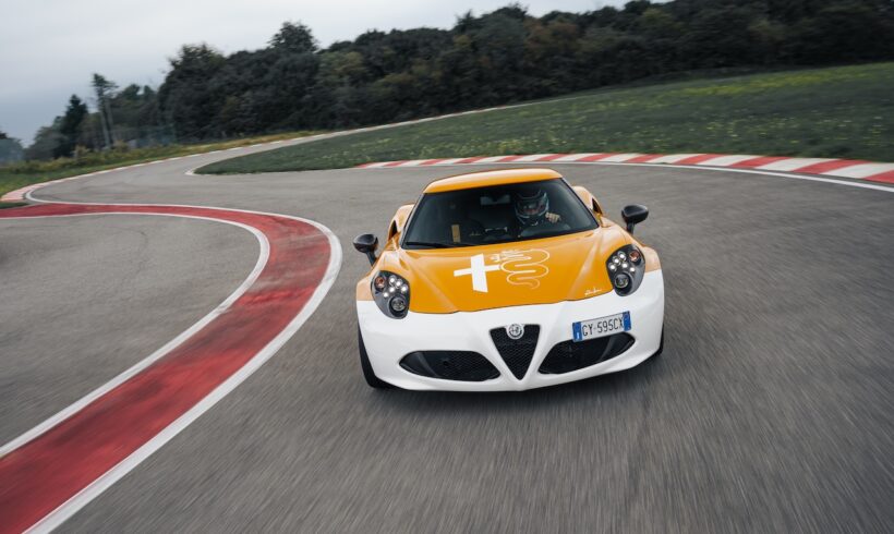 「アルファロメオ 4C コレツィオーネ GT ニコラ・ラリーニ」をラリーニがドライブ。