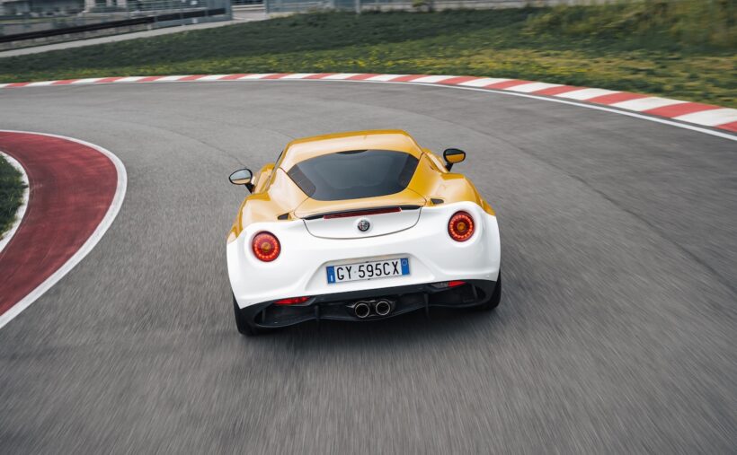 「アルファロメオ 4C コレツィオーネ GT ニコラ・ラリーニ」をラリーニがドライブ。