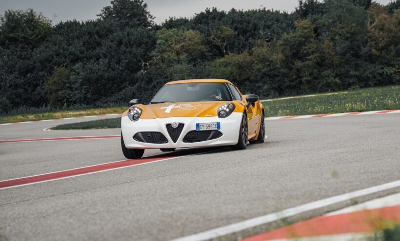 「アルファロメオ 4C コレツィオーネ GT ニコラ・ラリーニ」をラリーニがドライブ。