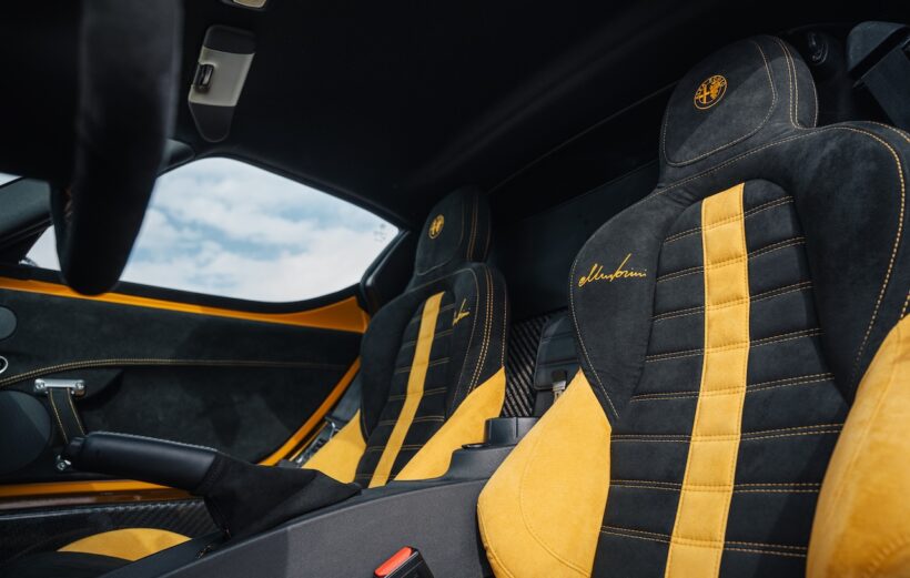 ジャッロ・オクラのアクセントが入ったブラックマイクロファイバー製シートには、ラリーニのサインが刺繍で入れられた。