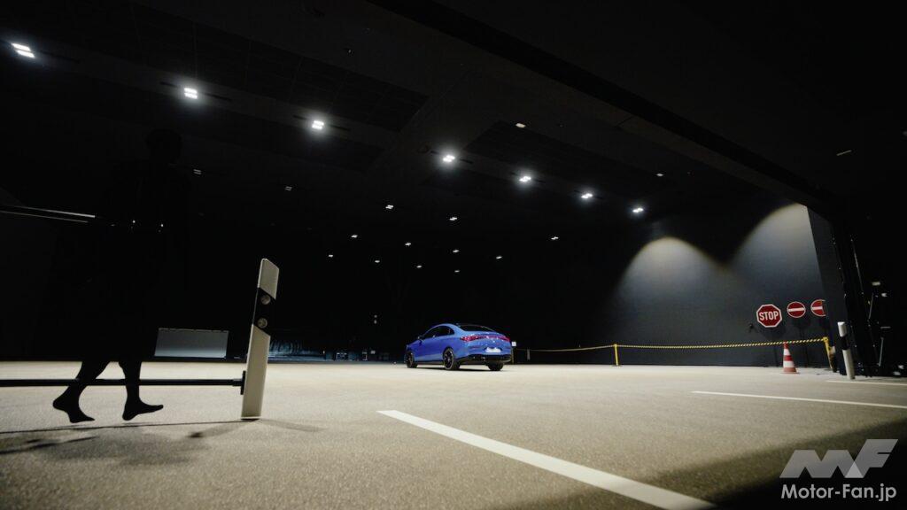 全長135メートル、高さ8メートルを誇る「ライト・テスティング・センター」は、最大5台のヘッドライトテストを実施することができる。