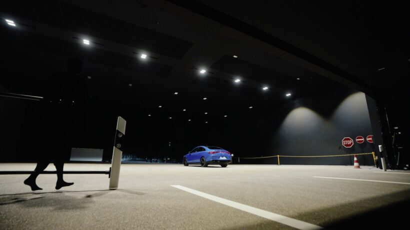 全長135メートル、高さ8メートルを誇る「ライト・テスティング・センター」は、最大5台のヘッドライトテストを実施することができる。