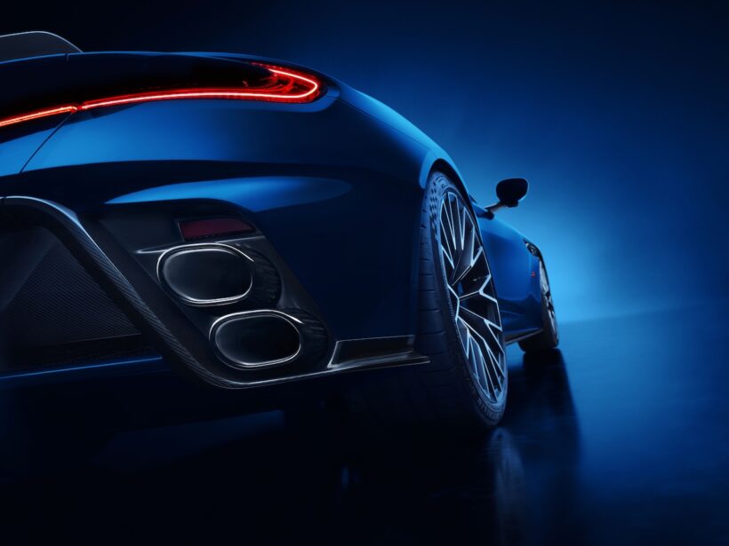 「アストンマーティン DB12 S」の縦型エキゾーストパイプ。