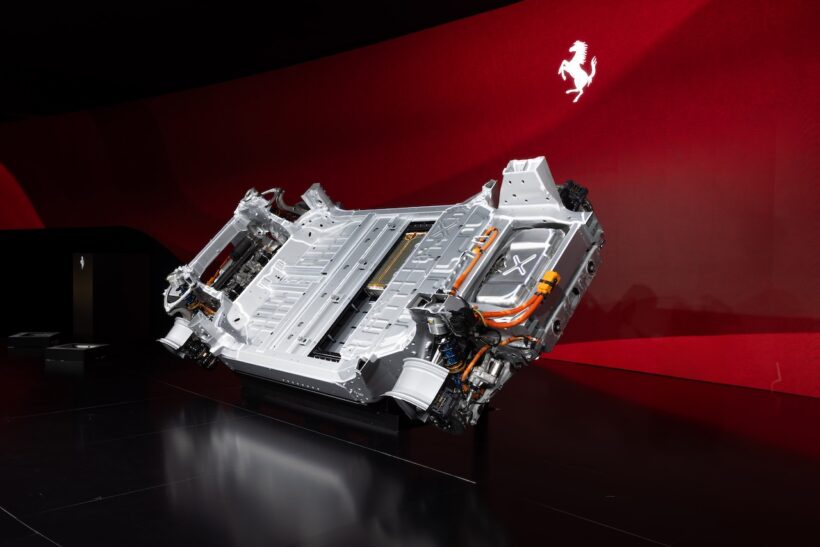 フェラーリは、キャビタル・マーケット・デイ 2025において、市販化に向けて開発されたフル電動モデル「エレットリカ」のシャシーを公開した。