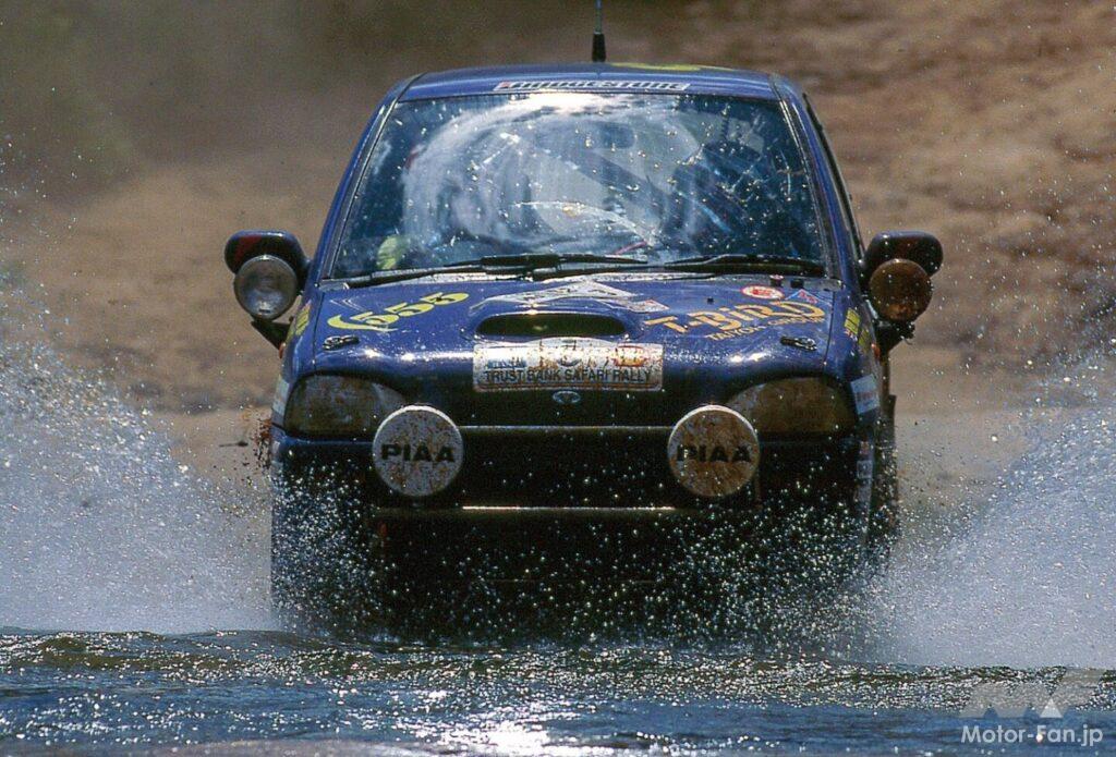 1993年のWRCサファリラリーを疾走するヴィヴィオ