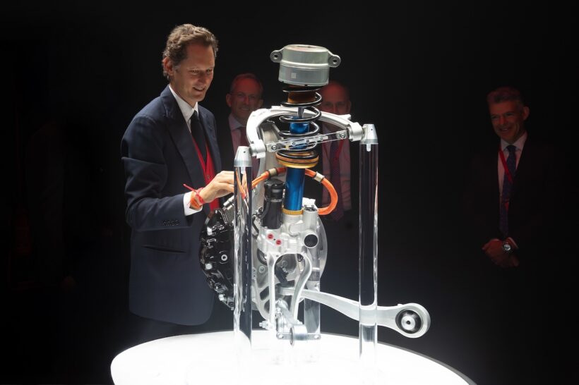 フェラーリは、初のフル電動スポーツカー「エレットリカ」投入後も、ICEやハイブリッドパワートレインの開発を続けると、改めて明言した。