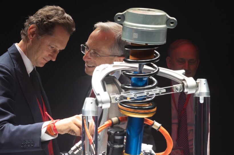 フェラーリは、初のフル電動スポーツカー「エレットリカ」投入後も、ICEやハイブリッドパワートレインの開発を続けると、改めて明言した。