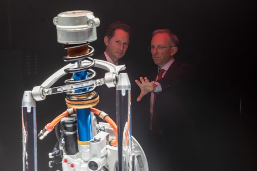 フェラーリは、初のフル電動スポーツカー「エレットリカ」投入後も、ICEやハイブリッドパワートレインの開発を続けると、改めて明言した。