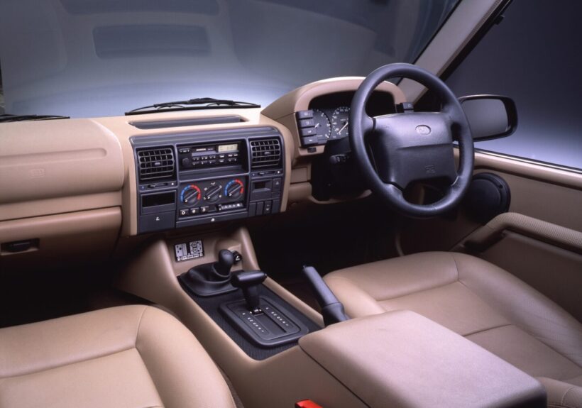 1994年に安全装備、内外装を充実させたクロスロードのコクピット