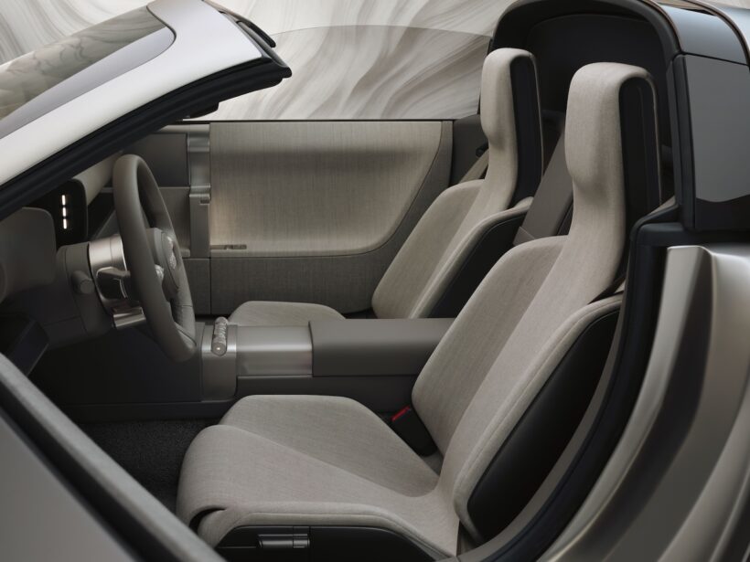 インテリアは大型ディスプレイを前面に配置するのではなく、必要な時のみポップアップするコンセプトが導入された。