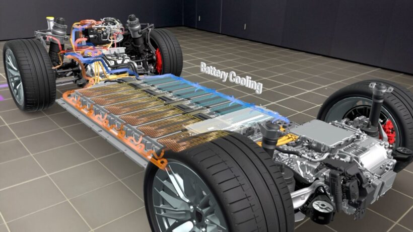 カイエン エレクトリックから、ポルシェは一体型フロアプレートした、「ポルシェ・ワイヤレス・チャージング・システム」を導入する。