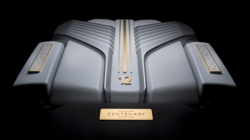 フロントに収められた6.75リッターV型12気筒エンジンには、アークティック・ホワイトで仕上げられた特別デザインのカバーを導入。