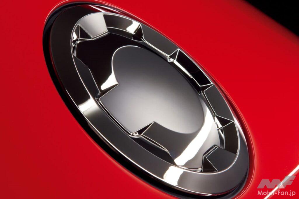 2010年に再販された「シビック・タイプR ユーロ」のダーククロームメッキで加飾したフューエルリッド