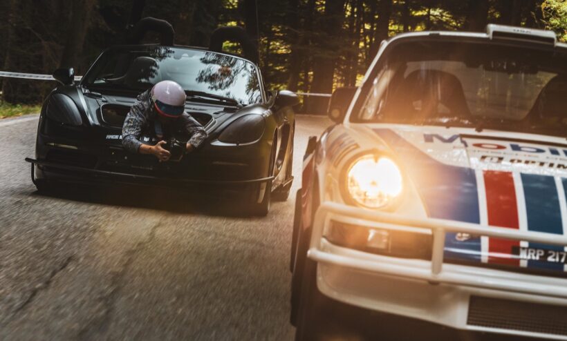 ポルシェでは、ポルシェ 718 ボクスター Sをベースに製作された、専用の「カメラカー」を使用している。