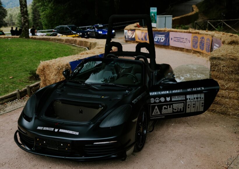 ポルシェでは、ポルシェ 718 ボクスター Sをベースに製作された、専用の「カメラカー」を使用している。