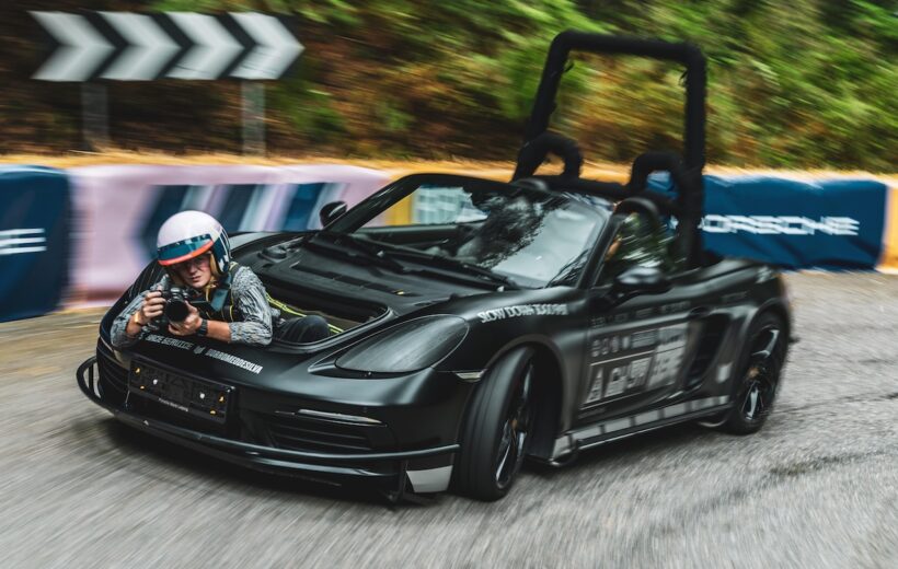 ポルシェでは、ポルシェ 718 ボクスター Sをベースに製作された、専用の「カメラカー」を使用している。