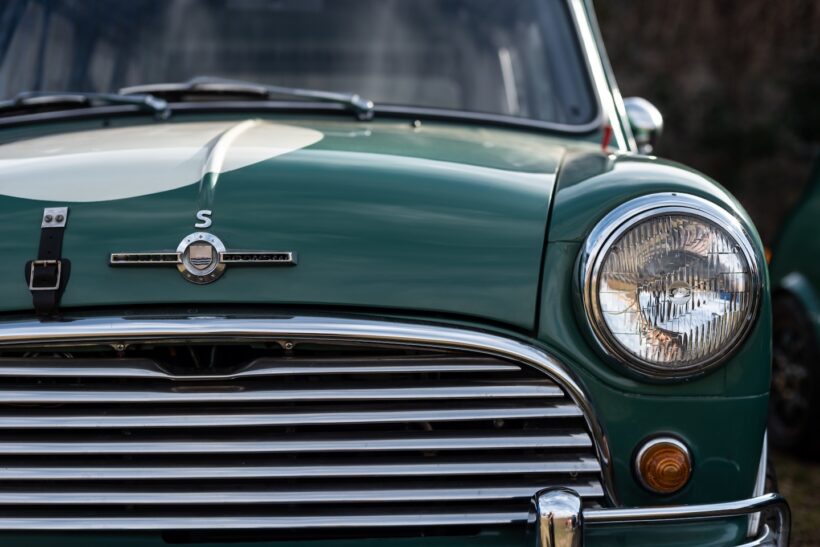 ガラスのヘッドライトの車