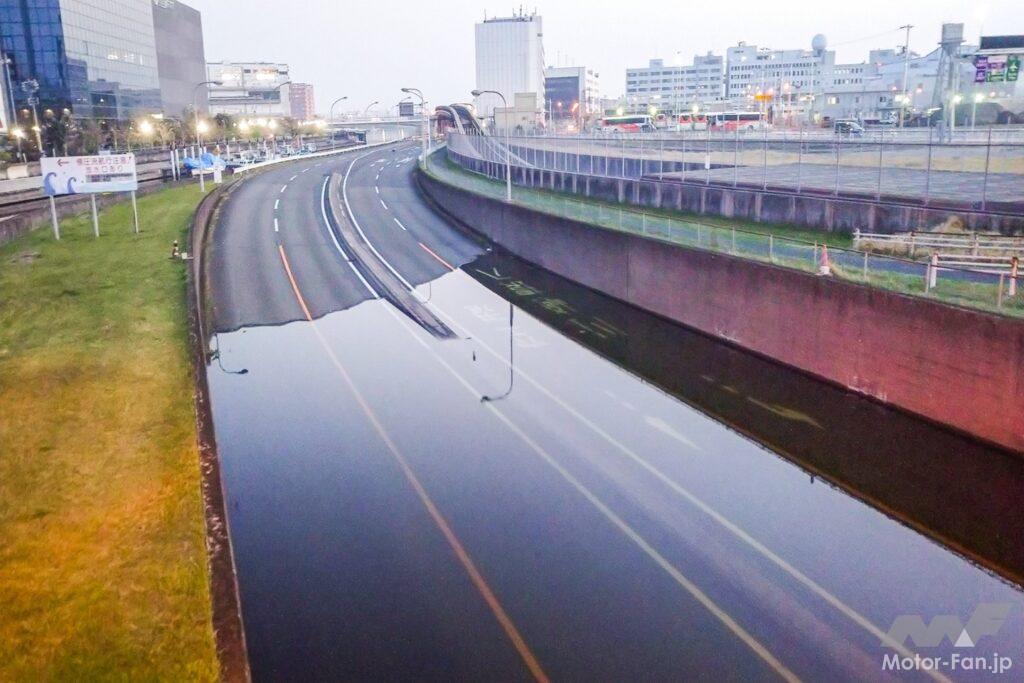 冠水したアンダーパスの写真