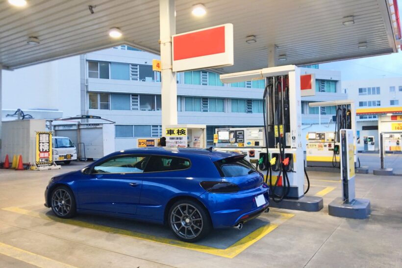 給油している画像