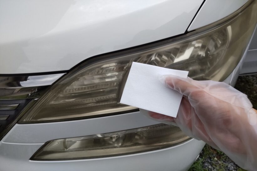 黄ばんだヘッドライトの写真