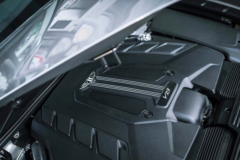 6.0リッターW12はすでにラインナップから落ち、現在はV8モデルのみとなるベンテイガ。4.0リッターV8ツインターボのスペックは550PS/770Nm。