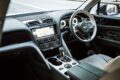 試乗車は最上級モデルの「マリナー」。ボディカラーはダークグレーとシルバーの、ベントレーでいうところの「デュオトーン（ツートーン）」。オプション価格は281万8180円だ。運転席も高級感に溢れ、自らステアリングを握る際もオーナーの期待を裏切らない。ハードスイッチが残されたインターフェイスの操作性も良好だ。後輪操舵機能を持ち、巨体を感じさせないハンドリングもベントレーらしい。