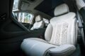 試乗車は最上級モデルの「マリナー」。ボディカラーはダークグレーとシルバーの、ベントレーでいうところの「デュオトーン（ツートーン）」。オプション価格は281万8180円だ。運転席も高級感に溢れ、自らステアリングを握る際もオーナーの期待を裏切らない。ハードスイッチが残されたインターフェイスの操作性も良好だ。後輪操舵機能を持ち、巨体を感じさせないハンドリングもベントレーらしい。