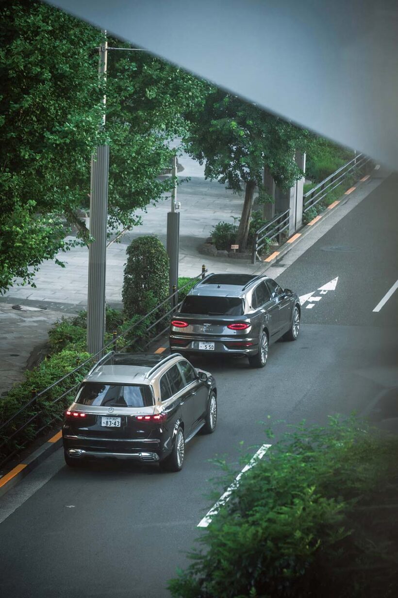 「ショーファーカー」という言葉が市民権を得るようになって久しい。だが、それを取り巻く状況は一変。かつてそれは高級サルーンが定番だったが、現在ではSUVやミニバンが台頭してきているのだ。今回はショーファーSUVの代名詞的存在といえる2台を比較検証してみた。