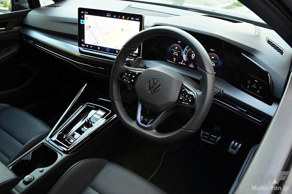 タッチ式スイッチや大型のシフトパドルを備えたスポーティなステアリングを採用。ヘッドレスト一体型のR専用デザインのスポーツシートを標準装備する。