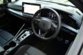 タッチ式スイッチや大型のシフトパドルを備えたスポーティなステアリングを採用。ヘッドレスト一体型のR専用デザインのスポーツシートを標準装備する。