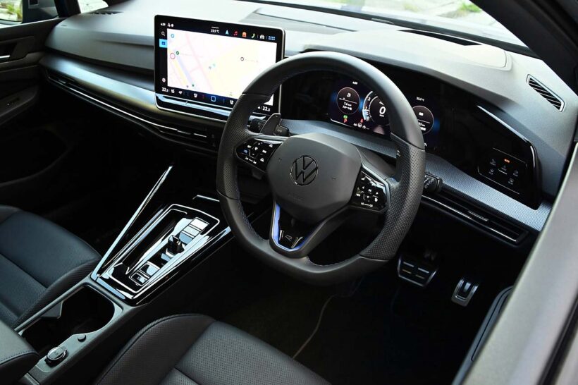 タッチ式スイッチや大型のシフトパドルを備えたスポーティなステアリングを採用。ヘッドレスト一体型のR専用デザインのスポーツシートを標準装備する。