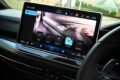 タッチ式スイッチや大型のシフトパドルを備えたスポーティなステアリングを採用。ヘッドレスト一体型のR専用デザインのスポーツシートを標準装備する。