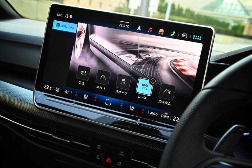 タッチ式スイッチや大型のシフトパドルを備えたスポーティなステアリングを採用。ヘッドレスト一体型のR専用デザインのスポーツシートを標準装備する。
