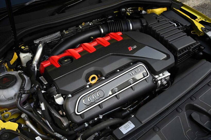 独自のファイアリングオーダーを採用する伝統の2.5リッター直列5気筒ターボを搭載する。トランスミッションは7速DCTだ。