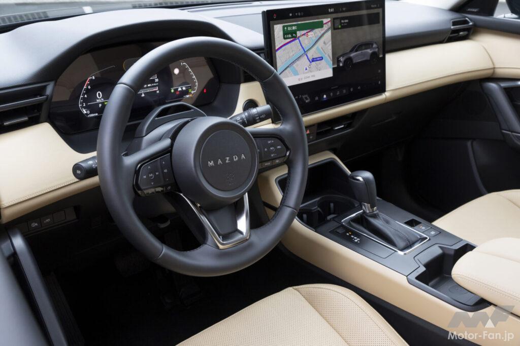 センターの大型ディスプレイでエアコンなども操作できるため物理スイッチはかなり減った。ADAS系はステアリングで操作する。