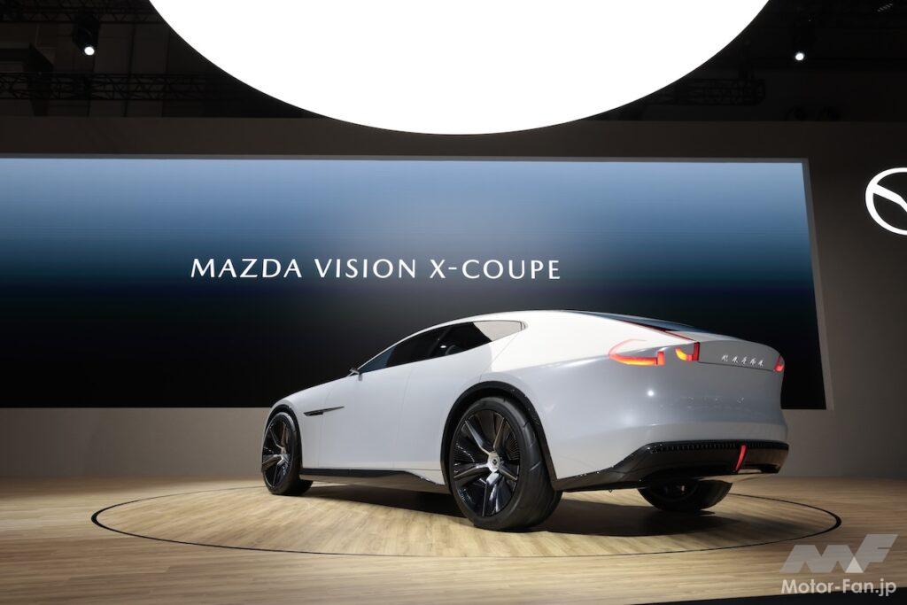 流麗なデザインのファストバックスタイルの4ドアクーペ。すっきりとしたテールランプはマツダ最新のデザイン言語に基づく。