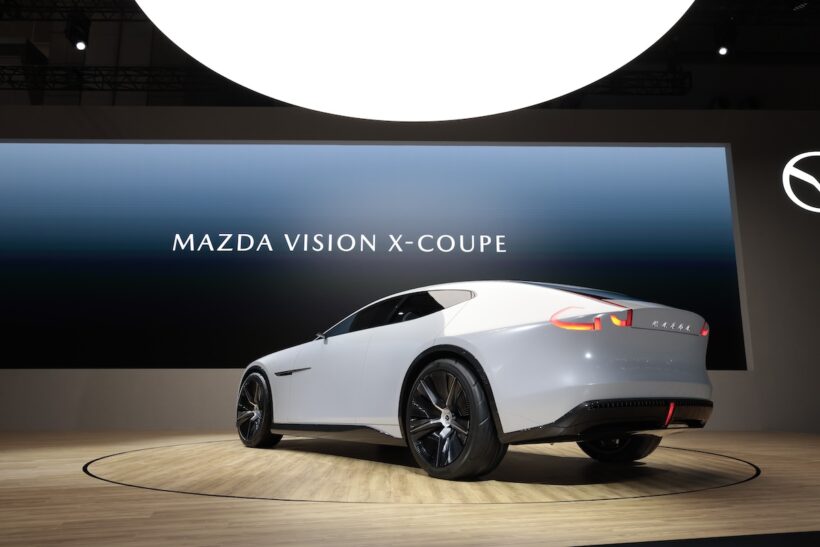 流麗なデザインのファストバックスタイルの4ドアクーペ。すっきりとしたテールランプはマツダ最新のデザイン言語に基づく。