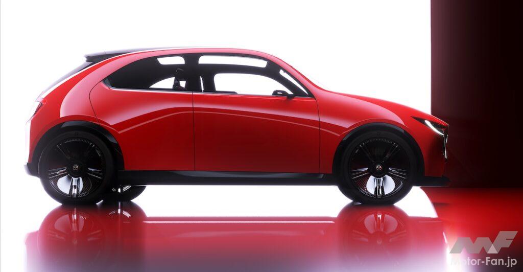 傾斜が強めのリヤがコロコロとした愛らしいデザインの印象を加速させる。ドアミラーはカメラ型が採用された。